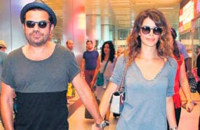 بيرين سات لحظة وصولها لمطار أتاتورك