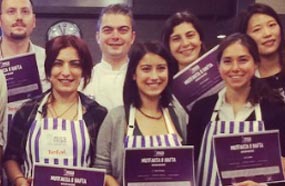 هازال كايا مع زملائها عقب تخرجهم من دورة الطبخ