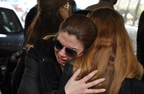 رانيا فريد شوقي تبكي في جنازة ابن شقيقتها