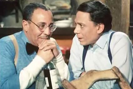 عادل إمام وفؤاد المهندس في مشهد من فيلم "خمسة باب"