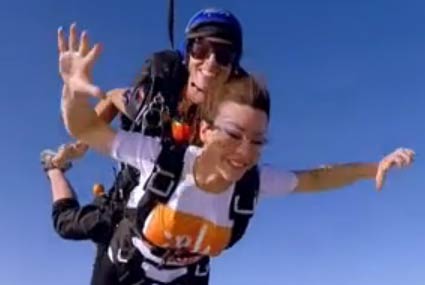 فريال يوسف تقفز من الطائرة في &quot;رامز واكل الجو&quot;