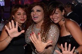 منة شلبي وفيفي عبده وإنجي علي يشيرون بـ &quot;5 إموااااه&quot;