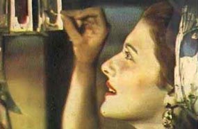 الفنانة مريم فخر الدين كانت دوما تؤكد أن والدتها لم تكن تعاملها كنجمة مشهورة في البيت، وربما يفسر هذا جزء من الصورة.