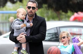 بين أفليك يحمل صامويل ويتمشى مع فيوليت أثناء تنزههم في لوس أنجلوس في مارس 2013