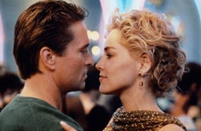 &quot;Basic Instinct&quot; من إنتاج 1992: من الذي يستطيع نسيان مشهد جلوس شارون ستون بدون سروال داخلي أثناء التحقيق معها في قسم الشرطة؟ فضلا عن مشاهدها الجنسية الصريحة مع مايكل دوجلاس؟