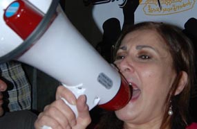 آثار الحكيم تقود الهتافات وسط المتظاهرين