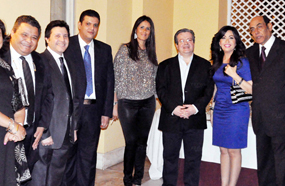 السفير الفرنسي يتوسط أبطال العرض