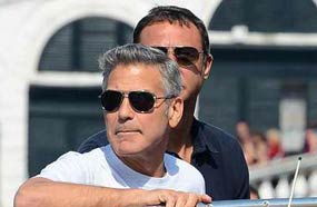 جورج كلوني يقود تاكسي مائي في فينيسا 