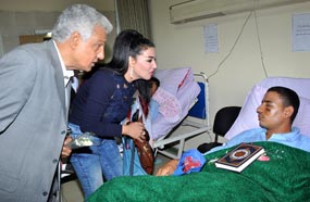 سمية الخشاب تطمئن على سلامة الجنود