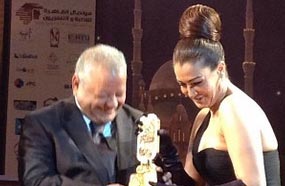 غادة عبد الرازق وهي تنحني بسبب طولها 