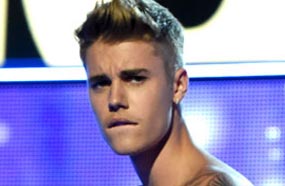 جستين بيبر يتعرى حتى ملابسه الداخلية