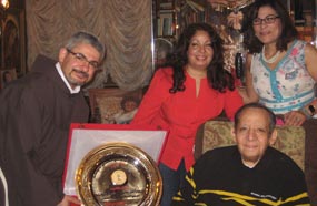 جورج سيدهم والأب دانيال، مع زوجة الفنان الكبير والكاتبة فاطمة ناعوت.