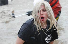 ليدي جاجا بعد غطسها في البحيرة المتجمدة