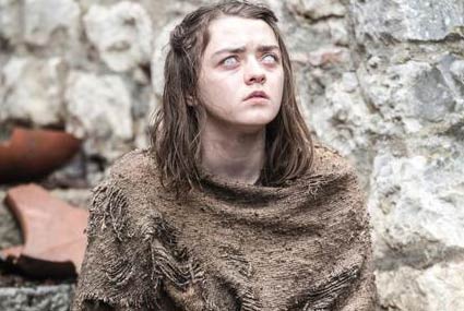 ربما اعتقدت أن "آريا ستارك" لقيت حتفها في نهاية الموسم "الخامس" لكن لحسن الحظ أن هذه الصورة تؤكد أنها مازالت على قيد الحياة، أما الأنباء السيئة أنها أصبحت كفيفة ومعدمة، وعلى ما يبدو أنها طردت من بيت "الأبيض وأسود"، بلا أي قوة أو نفوذ في "برافوس".