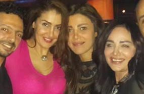 غادة عبد الرازق مع فريق عمل المسلسل