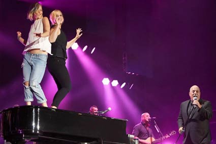 جينيفر لورانس ترقص بجانب إيمي شومر