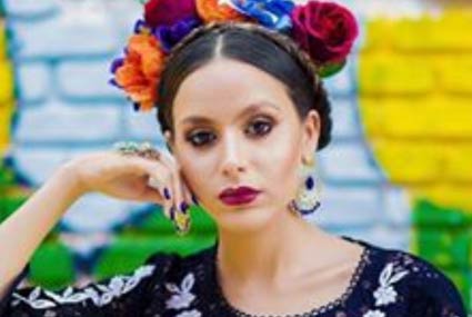 جميلة عوض‎ بإطلالة الرسامة فريدة كاهلو.