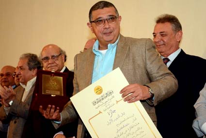 ماجد الكدواني يتسلم جائزته في ختام مهرجان جمعية الفيلم