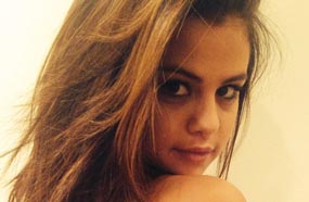 سلينا جوميز تستعرض وشمها باللغة العربية