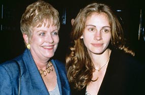 جوليا روبرتس مع والدتها