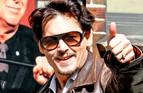 جوني ديب بخاتمه &quot;الحريمي&quot;