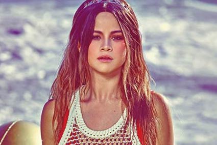 سيلينا جوميز في جلسة تصويرها لـ W magazine