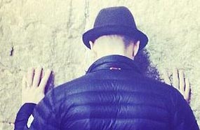 جستين تيمبرليك أمام حائط البراق