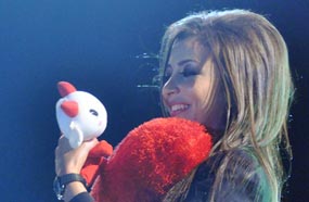 أحد القلوب كان مكتوبا عليها عرضا للزواج، حيث قالت لجمهورها "القلب به عريس " 