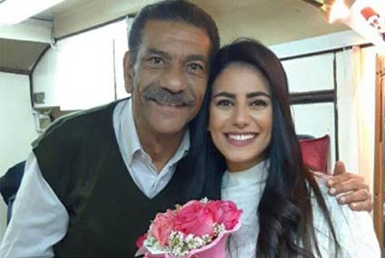 نشرت الممثلة ولاء الشريف صورة من كواليس تصوير مسلسل "أبو العروسة" ظهرت فيها مع الممثل سيد رجب الذي أهداها باقة ورد احتفالا بعيد ميلادها.
