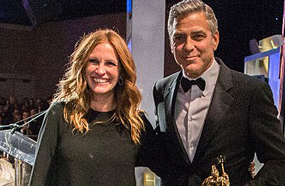 جوليا روبرتس تسلم الجائزة لكلوني وهي عارية القدمين على المسرح