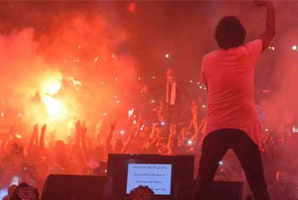 محمد منير في صورة اعتاد جمهوره عليها