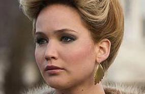 جينيفر لورنس: مرشحة لجائزة أفضل ممثلة مساعدة عن فيلم American Hustle. ممثلة أمريكية اشتهرت من بطولتها لسلسلة أفلام Hunger Games  ونالت جائزة أوسكار أفضل ممثلة في عام 2013 عن دورها في فيلم Silver Linings Playbook. ويعتبر هذا هو ثان ترشيح لـ "لورانس" لجائزة "جولدن جلوب".