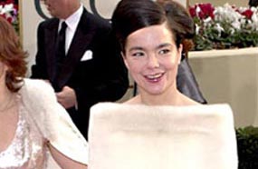 المغنية بيورك في حفل عام 2001.