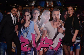 ريم البارودي ومحممد نجاتي مع الملصق الدعائي لفيلم &quot;زجزاج&quot;