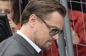 ليوناردو دي كابريو يوقع التذكارات لمعجبيه عند وصوله قبيل افتتاح مهرجان كان في دورته الـ 66 بعرض فيلمه الجديد "The Great Gatsby"