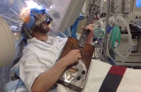 كارتر يعزف الجيتار أثناء إجراء العملية