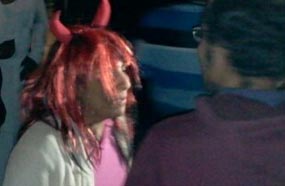 أزياء تنكرية في رقصة هارلم شيك أمام مقر الإخوان