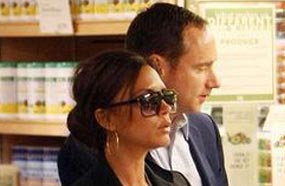 فيكتوريا بيكهام عضوة فريق "سبايس جيرلز" سابقا وزوجة لاعب الكرة الشهير ديفيد بيكهام لا تحمل مشترياتها من السوبرماركت وتعتمد على أحد مساعديها لحمل الأطعمة لها.