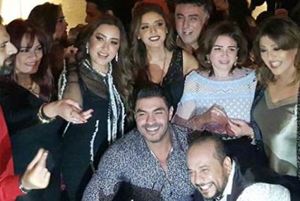 نشرت أنغام صورة من احتفالها بعيد ميلادها وسط أصدقائها النجوم، ظهر فيها هالة صدقي وإلهام شاهين وخالد سليم وأمير طعيمة وتامر حبيب.
