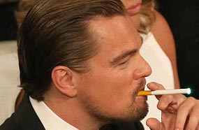 ليونارد دي كابريو يدخن السجائر الكهربائية في الـ &quot;جولدن جلوب&quot;