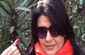 منى الشاذلي وأصبعها الفسفوري