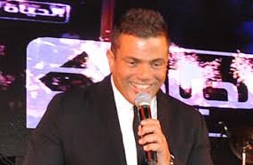 عمرو دياب يحيي الحفل