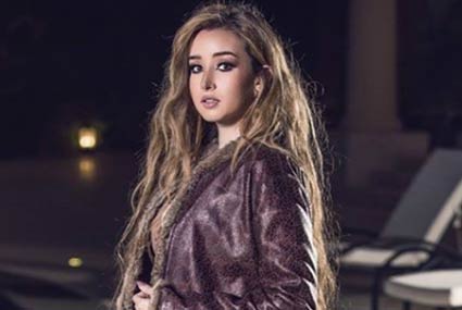 اعترفت هنا الزاهد بإجراء عملية تجميل في أنفها لإزالة عظمة زائدة، وأكدت أنها لم تنف الخبر أو تخفه، وقالت إنها كانت تحب شكل أنفها من الأمام ولكن من الجانب كانت تزعجها، لذا قررت أن تجري جراحة تجميلية، وحكت أنها بعد العملية شعرت بالندم وخافت أن تكون غيرت شكلها لأن وجهها تورم بشكل كبير.