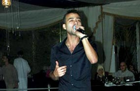 هيثم شاكر يغني في خيمة "مشمشية"