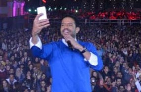 ليست المرة الأولى التي يلتقط فيها حماقي صورة Selfie في حفلاته