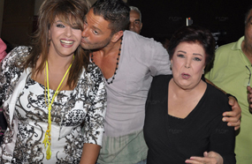 قبلة تامر هجرس على خد هالة صدقي في عامها الجديد