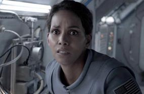 هالي بيري في لقطة من مسلسل Extant