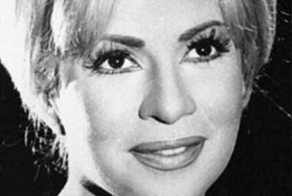 والدها لواء بالشرطة ووالدتها من عائلة ارستقراطية ولكنهما انفصلا وتزوج كلا منهما وعاشت هند مع زوجة أبيها المتسلطة الكارهه لها.