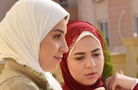 لقطة من فيلم "زنقة  ستات" تجمع بين إيمي سمير غانم وآيتن عامر وهما يرتديان الحجاب، ربطات سهلة تطبيقها بيومك