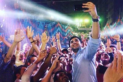 مصطفى خاطر يلتقط "سيلفي" مع الحضور